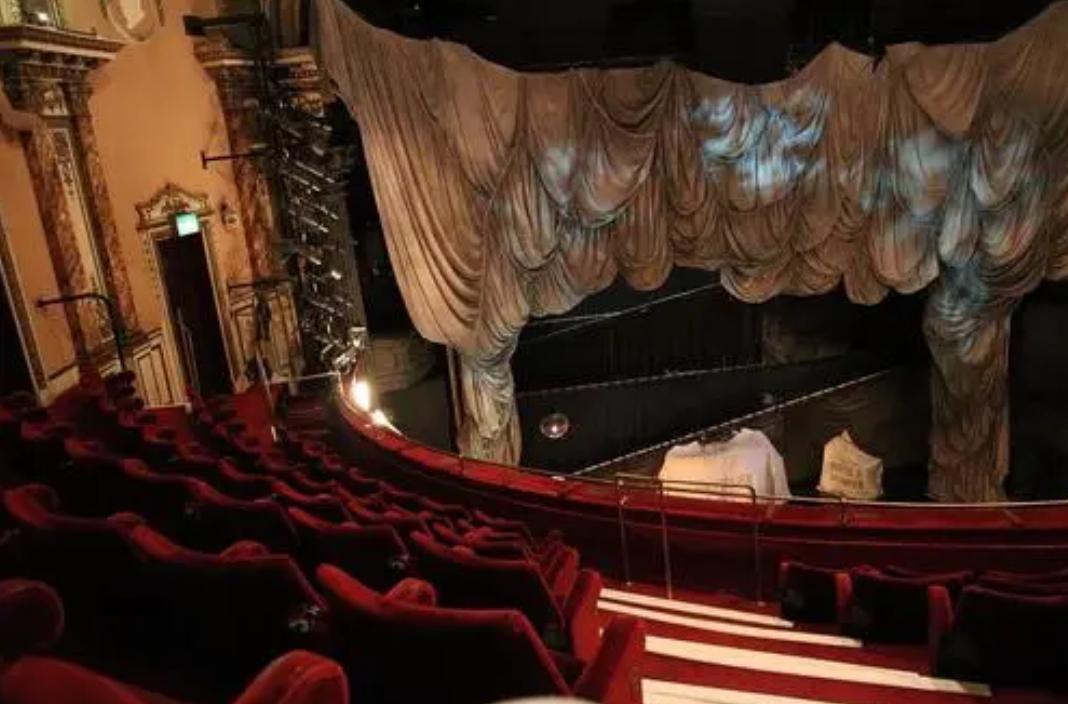 伦敦人适应了新的君主之后，歌剧院背后的赞助机制，是否发生变化