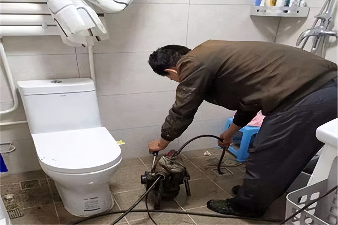 卫生间地面漏水漏到楼下怎么处理,卫生间往楼下漏水怎么查找漏水点