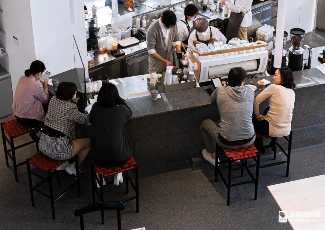 在二手奢侈品店，看见工薪女孩的欲望挣扎