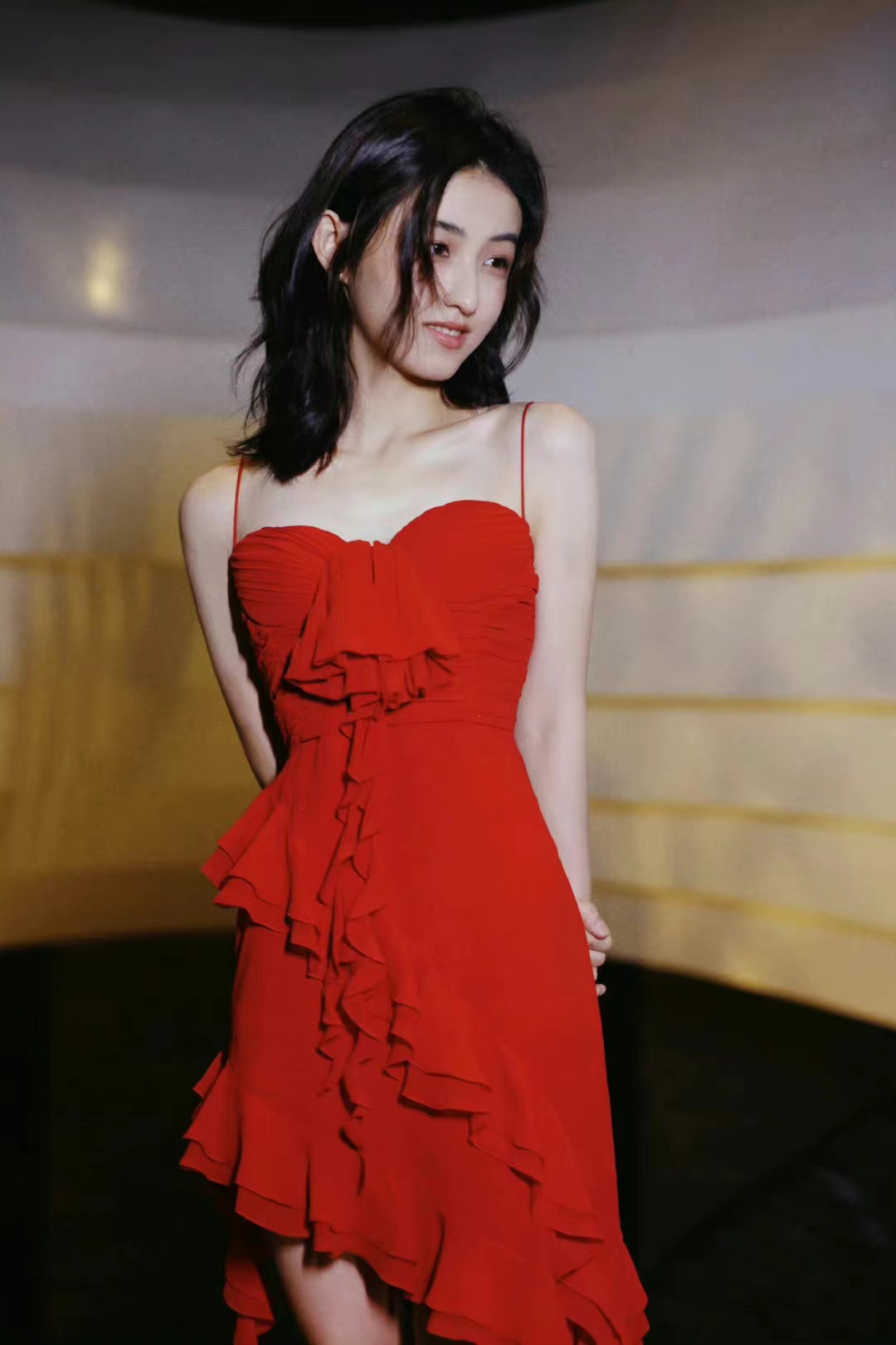 张子枫穿吊带裙秀成熟气质,张子枫荷叶边视频