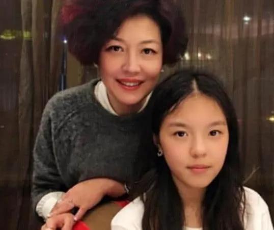 哈文李咏最后时刻,哈文短发与李咏合影