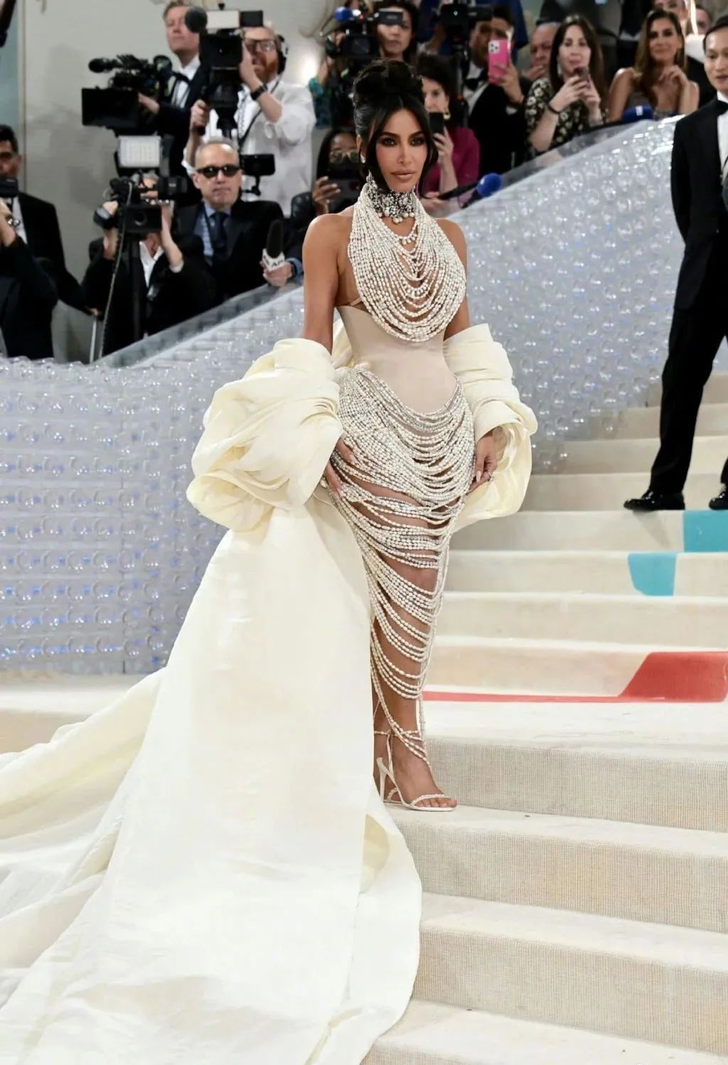 拖把头、海底生化人穿搭，美国这最受瞩目的一夜，如“群魔乱舞”