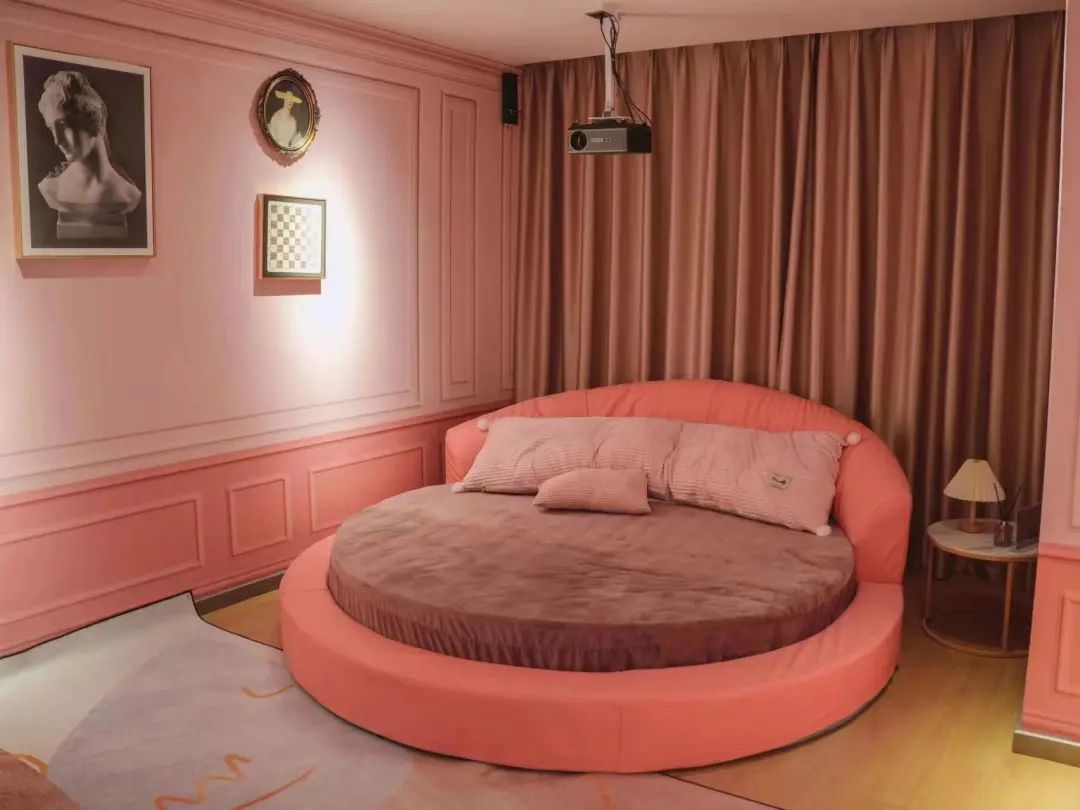 1.8米宽的床放在卧室是怎么样的,一米8的床实际床头留多大位置