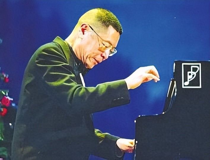 钢琴家刘诗昆：78岁娶女徒弟，81岁升级当爸爸，一家三口其乐融融