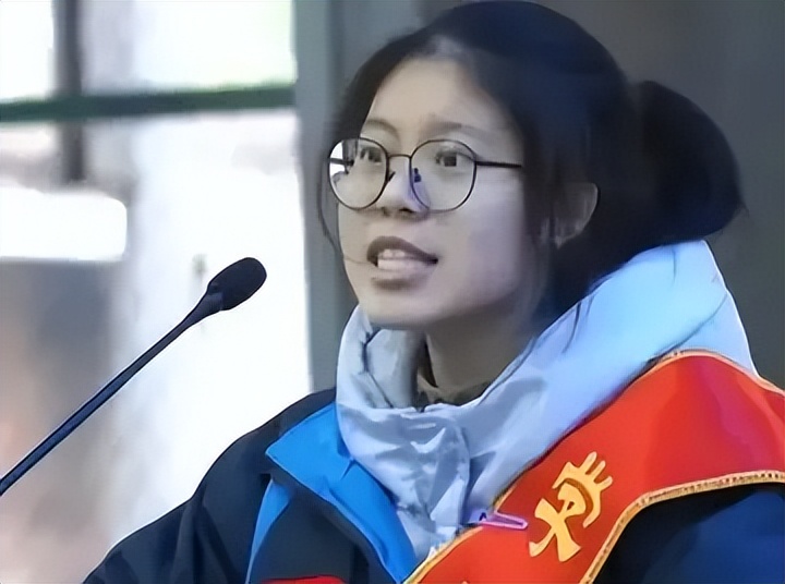 高考百日誓师女孩被网暴,被骂惨的高三誓师女孩