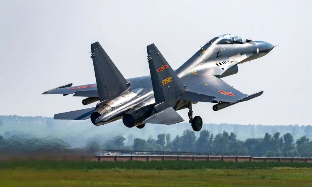 中国管控菲律宾舰船视频,中国海警仁爱礁水炮菲律宾补给船