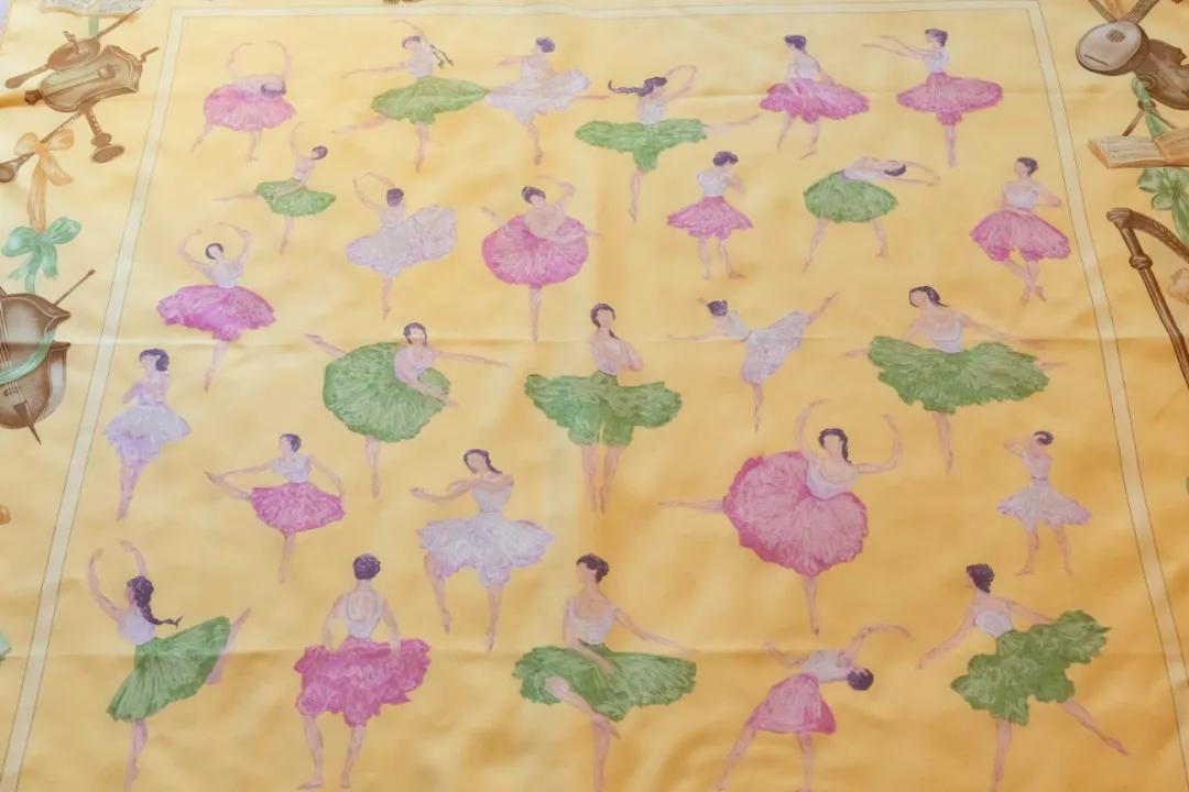 最火的爱马仕丝巾,第一条爱马仕丝巾