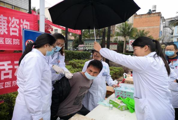 「我为群众办实事」华宁县人民医院中医医院开展“多科联合下乡义诊”活动