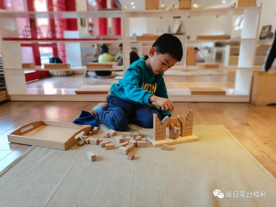 小孩通过哭闹要挟父母实例,当孩子用哭要挟时如何应对