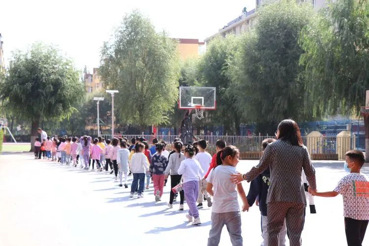 朔州市四小开学第一课：新生报到入学仪式感烙入每个孩子心中