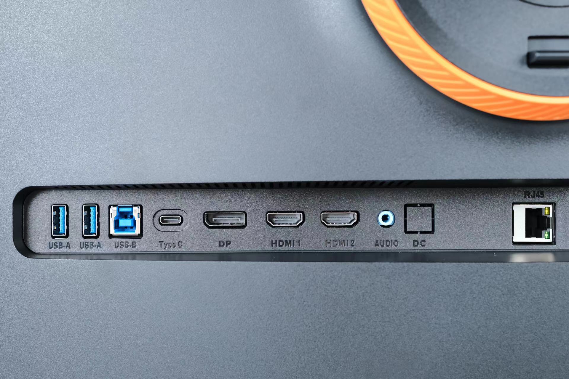 谁说显示器只能放电脑桌，老王帮你解锁自带系统显示器的新玩法