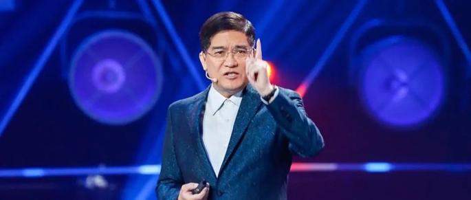 *咸平郎**：学渣逆袭成学霸，好好的经济专家不做，要做“江湖*子骗**”