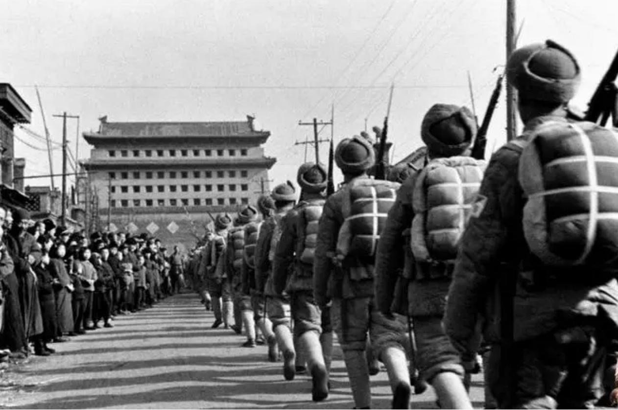 人民大会堂名字为何是后改的？它原先叫什么？毛主席亲自改名