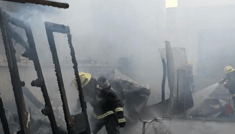 煤气罐着火先关阀门还是先灭火呢,煤气罐着火是先灭火还是关阀门