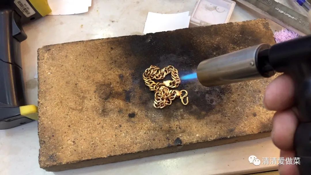 用一根针就可以分真假黄金,只需一根针看出黄金真假