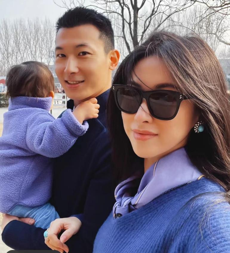 朱珠亲子照,朱珠夫妇对镜照