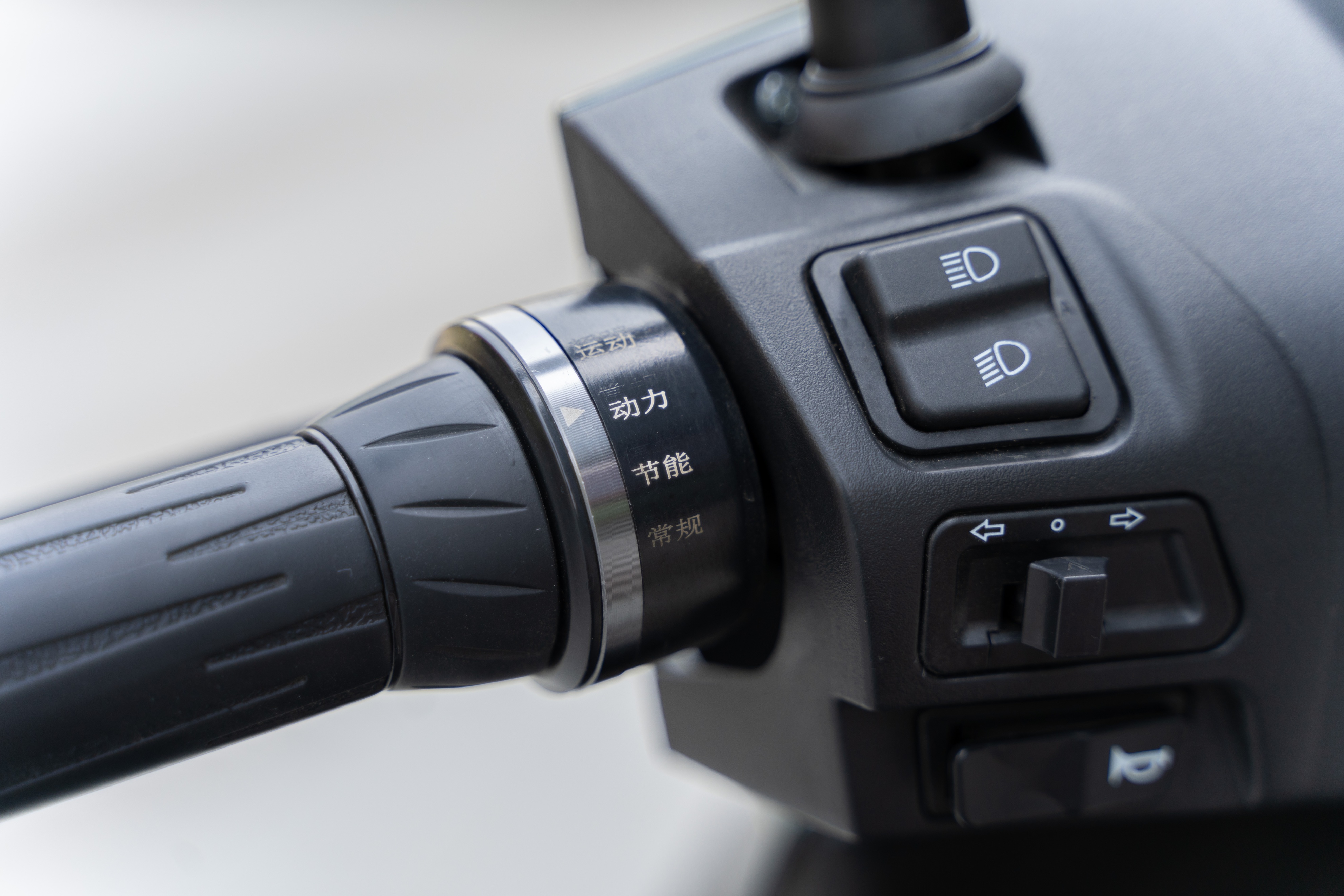 这2款电动车不仅实用而且颜值高,4000左右续航强动力强的电摩