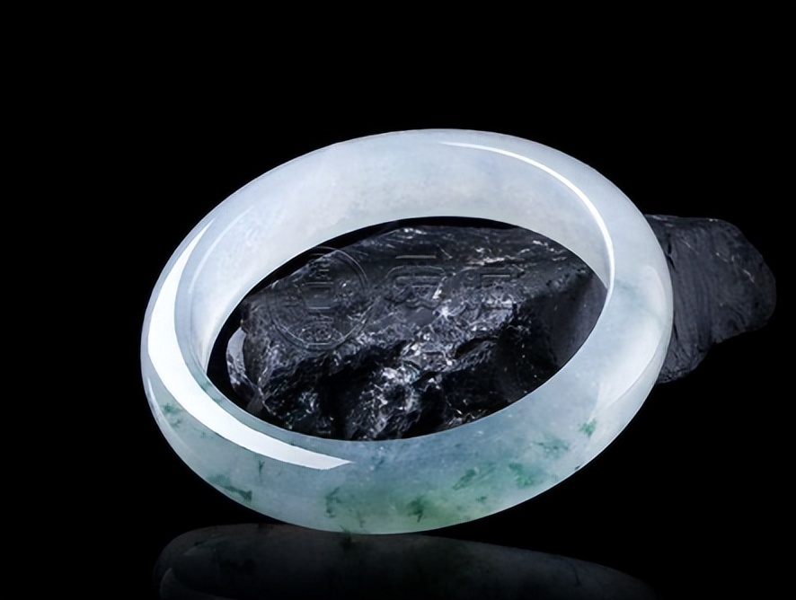 戴好多细纹的手镯对人有影响吗,一直戴的手镯突然变紫是因为什么