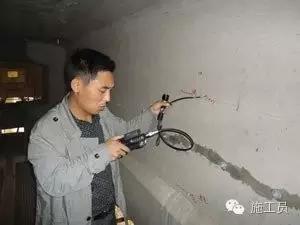 混凝土板裂缝是什么原因造成的,现浇板浇砼后表面裂缝是什么原因