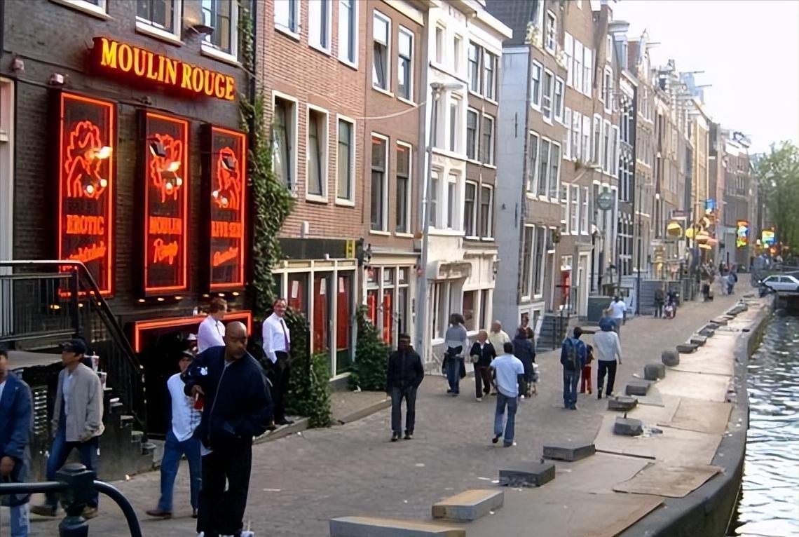 荷兰宣布性合法后遗症,2000年荷兰特殊工作者合法化