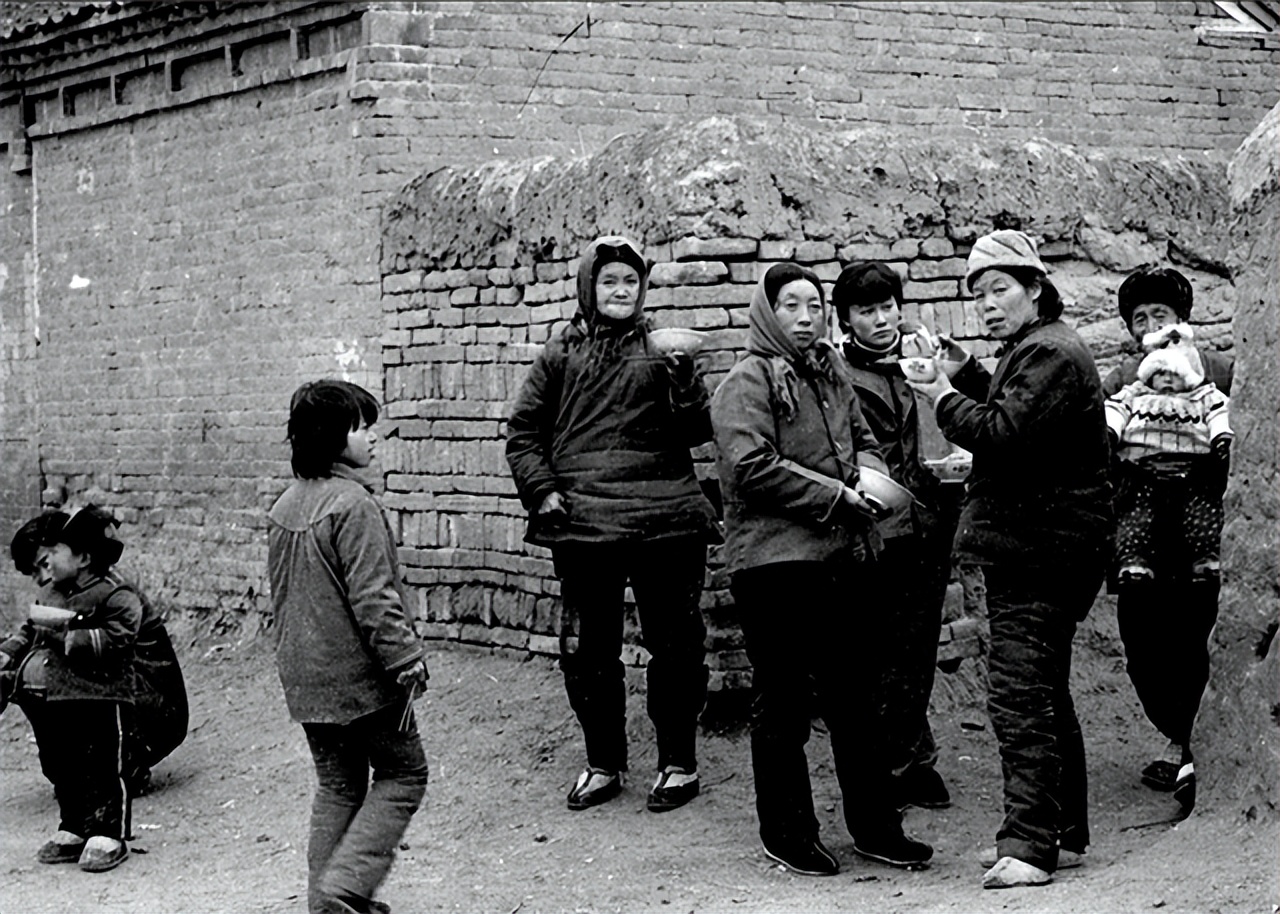 1974年，河北一村支书与村妇通奸17年后毒害其夫，案发300人寻尸