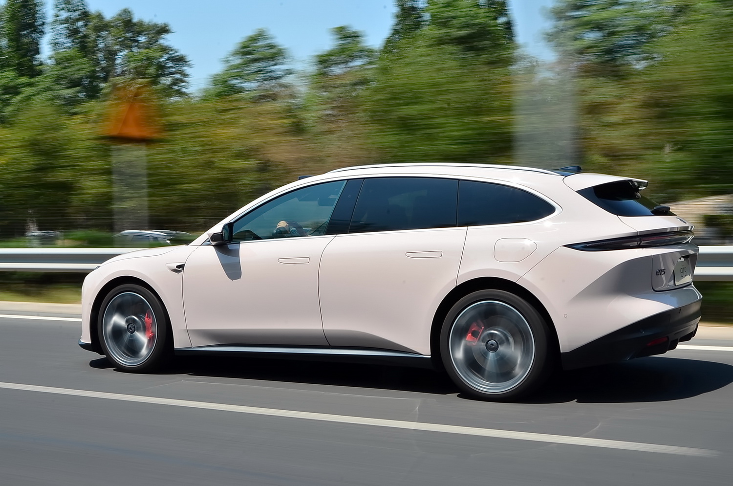 蔚来et5旅行版市区用电方便吗,蔚来et5旅行版可以遮阳吗