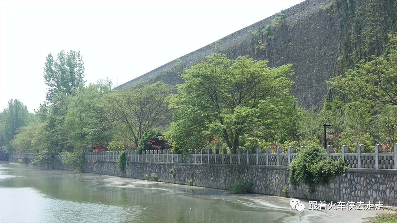 南京城墙下的琵琶湖,南京旅游先看城墙还是先看玄武湖