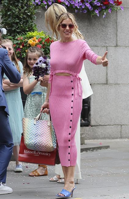 科勒卡戴珊一身红衣服出镜,科勒卡戴珊穿白西装图片