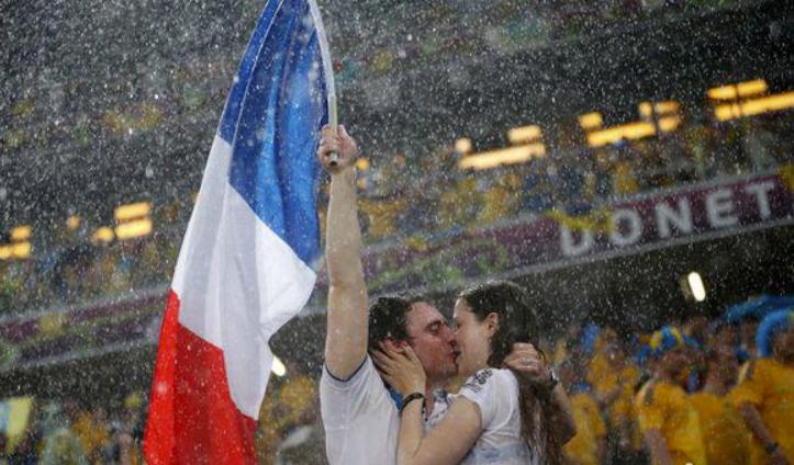 大雨中的足球比赛名场面,大雨足球比赛解说