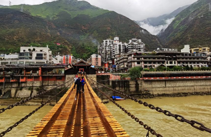 300年前，古人如何将40吨铁索搭建大渡河之上，一年建成泸定桥？