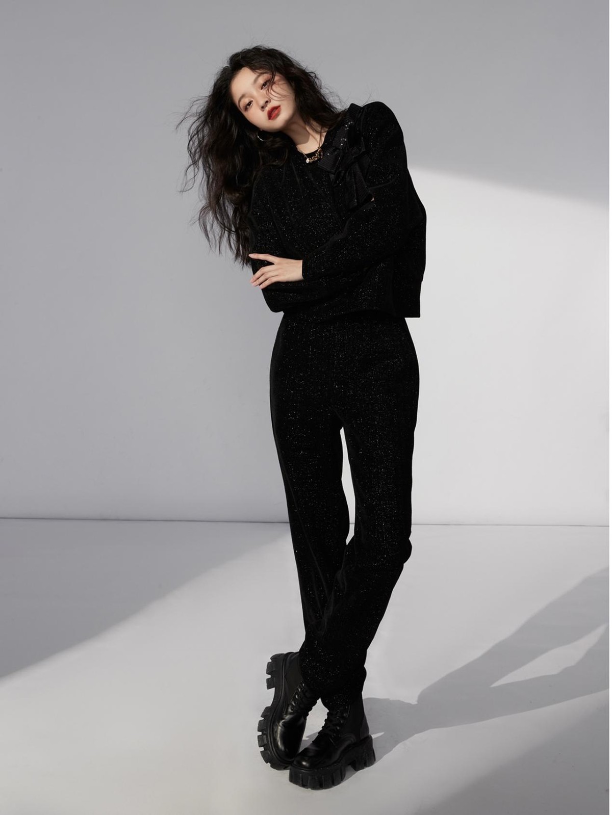 港风中长扎染连帽卫衣怎么搭配,扎染带帽卫衣搭配女显瘦