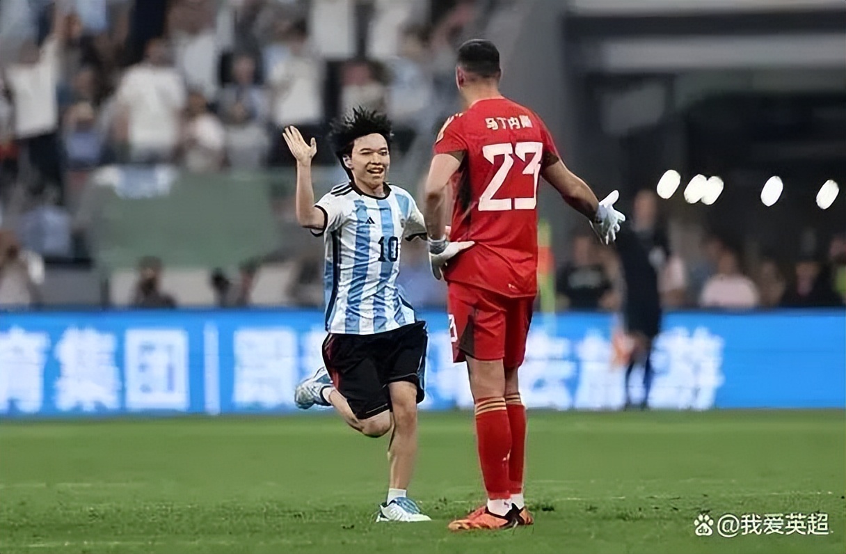 球迷拥抱梅西击掌大马丁高清视频,中国球迷拥抱梅西击掌大马丁照片