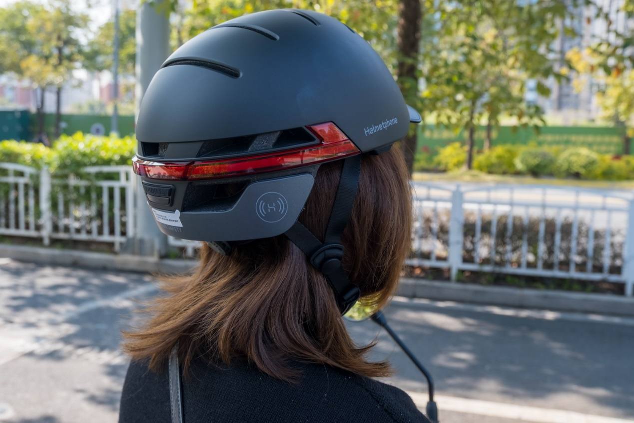 头盔有蓝牙耳机的效果,一款炫酷的智能头盔