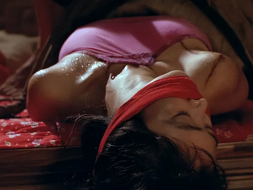 *窥偷**、*虐性**、不伦恋，这部90年代的电影戳破了压抑扭曲的人性欲望