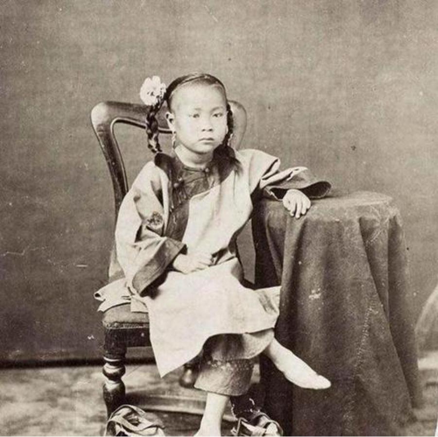 叶挺的两任妻子：原配童养媳离婚后皈依佛门，第二任妻子共赴生死