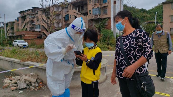 不忘初心坚守疫情防控,初心不改巾帼志愿者坚守战役前线