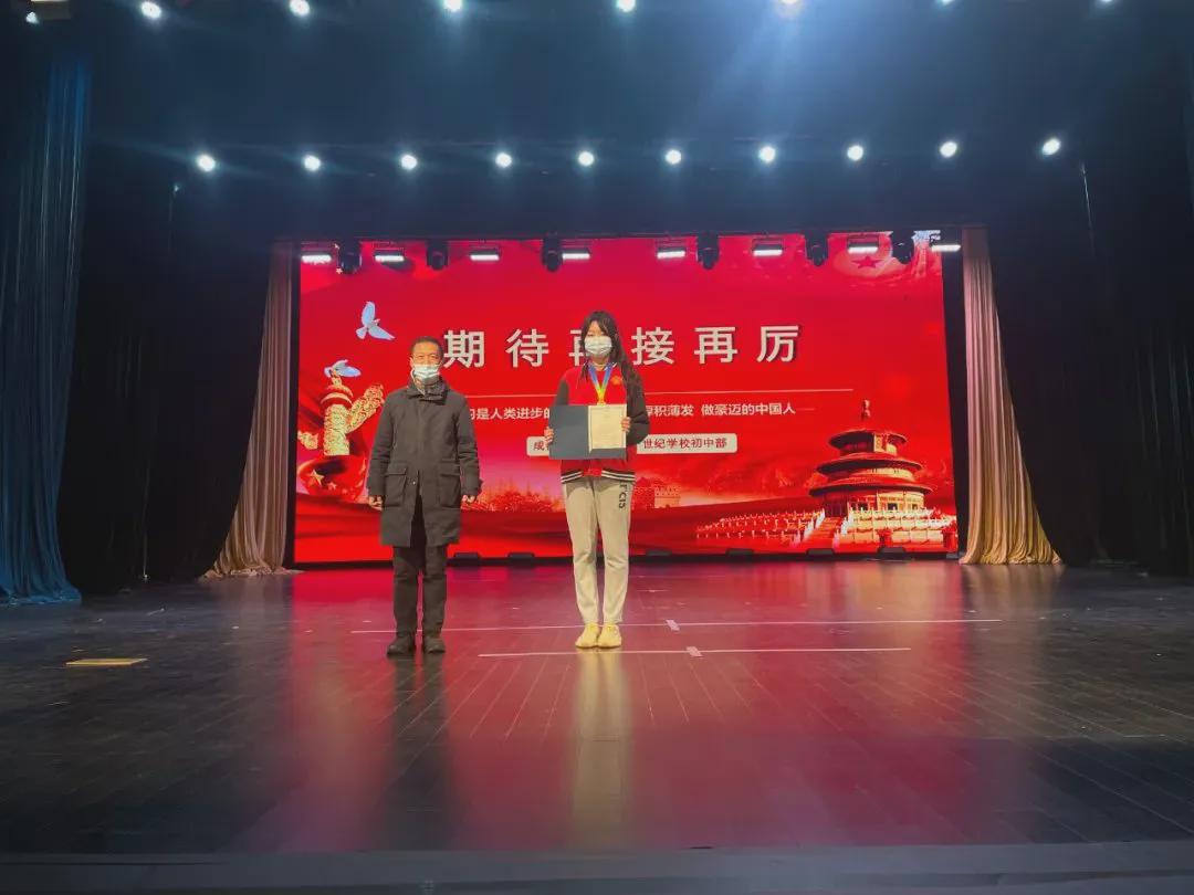 拿奖到手软的学生,拿奖状拿到手软