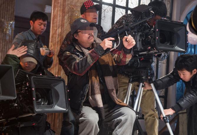 她用20盘录像带揭露和30个导演的“丑事”，退圈20年后又复出了