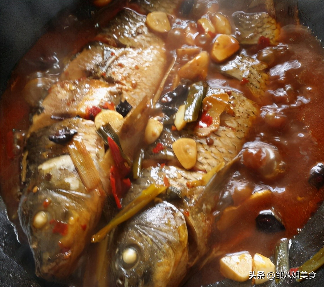 过年炖鱼时放一点它鱼肉鲜嫩不腥,炖鱼后如何处理鱼肉不腥