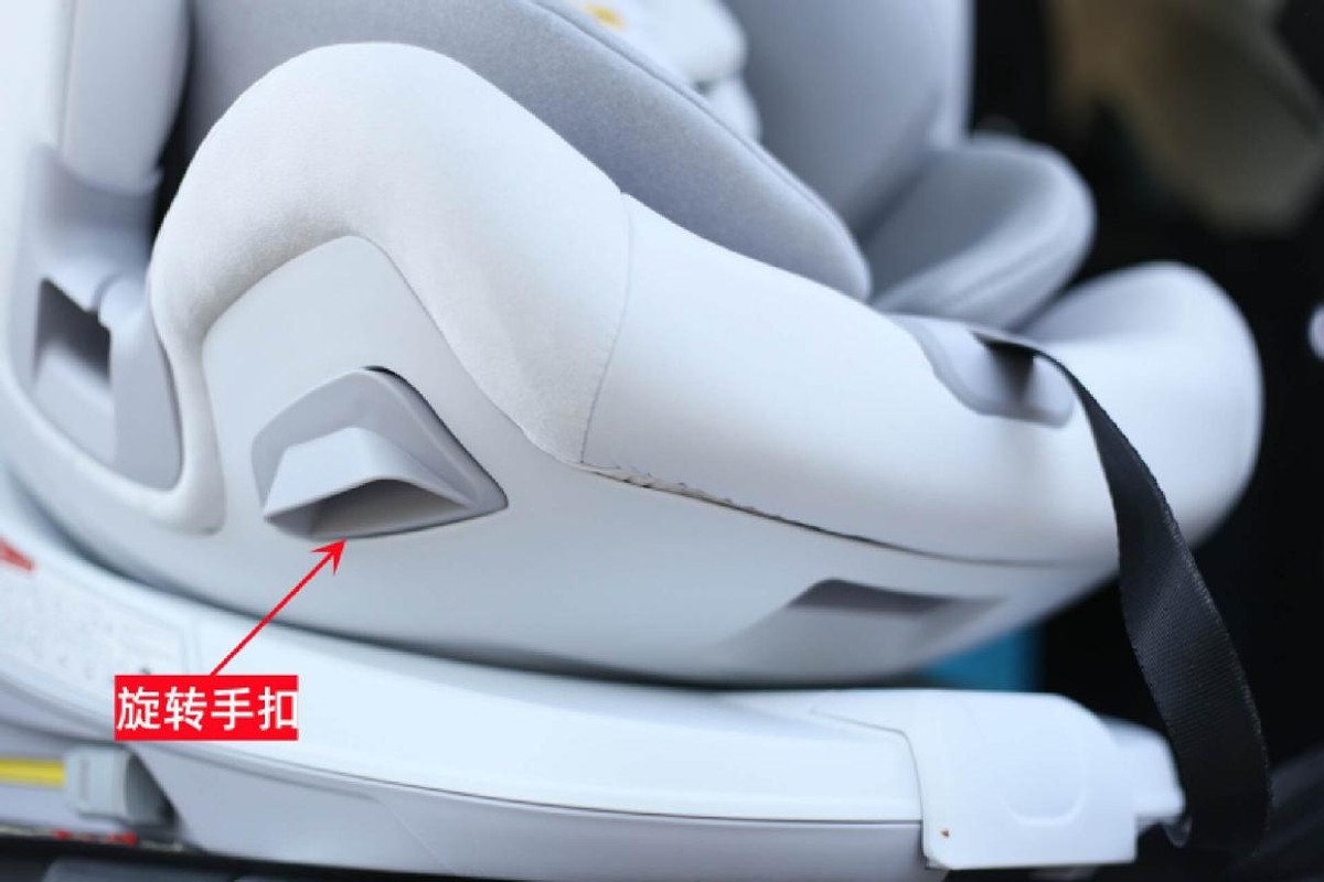 二胎两个孩子如何装安全座椅,怎样挑选儿童汽车安全座椅呢