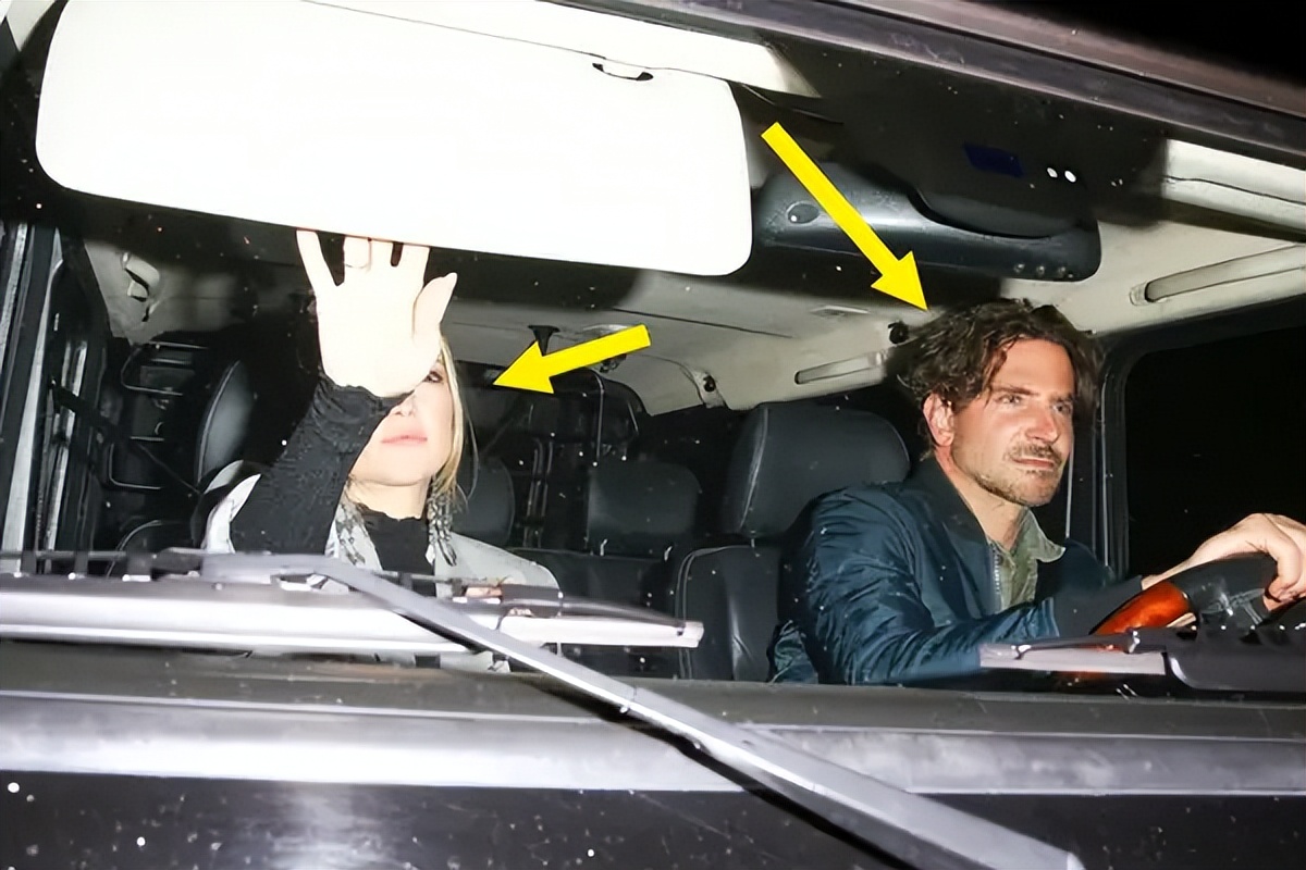 小李子办游艇派对女友庆生,小李子和朋友一起在游艇度假