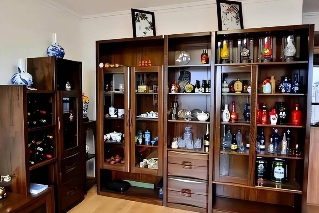 大叔晒藏酒柜引热议，种类不多，但款式经典，网友：姜还是老的辣