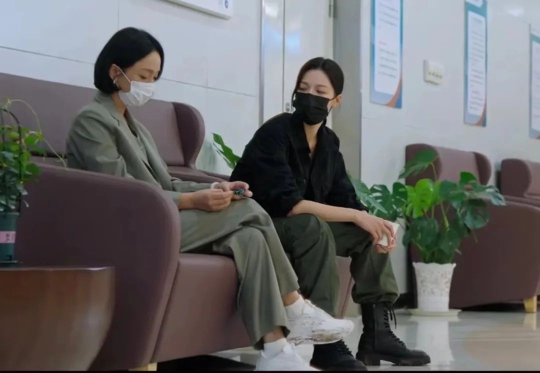 穿大牌西装背200块帆布包，混搭百元球鞋，她演女高管我服！