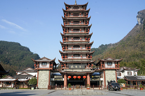 飞雪迎春山花烂漫,飞雪迎春绽玉蕊