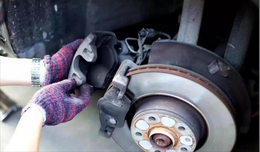 停了十几天汽车碟刹抱死怎么办,小车碟刹抱死最佳解决办法