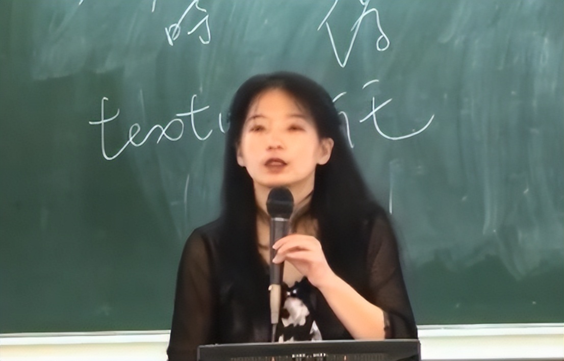 最近火出圈的老师上课,最近火出圈的老师上课挨个点名