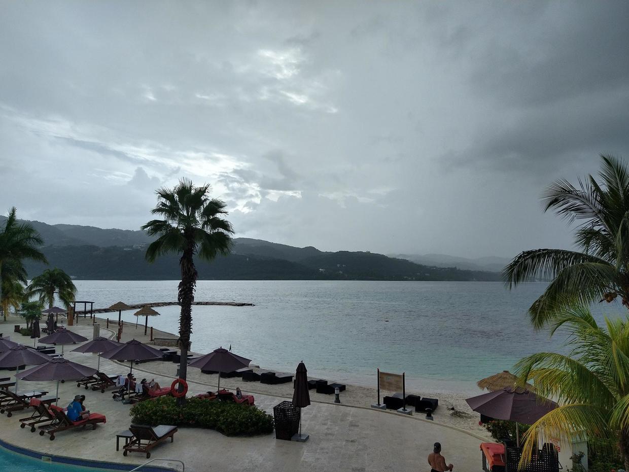 美国50岁夫妇辞职卖光家产，退休爽住游轮：比房贷便宜多了