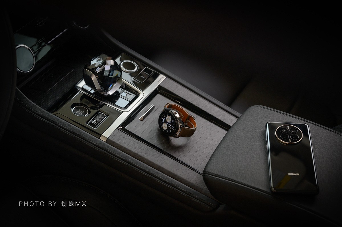 华为WATCHBuds耳机表体验：弹盖屏幕+磁吸耳机，这创意值100分