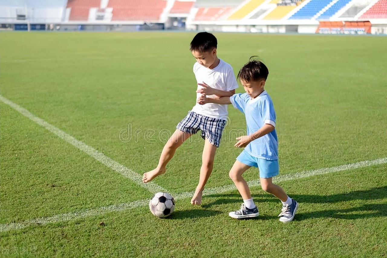 青少年儿童足球训练,青少年足球练基本功