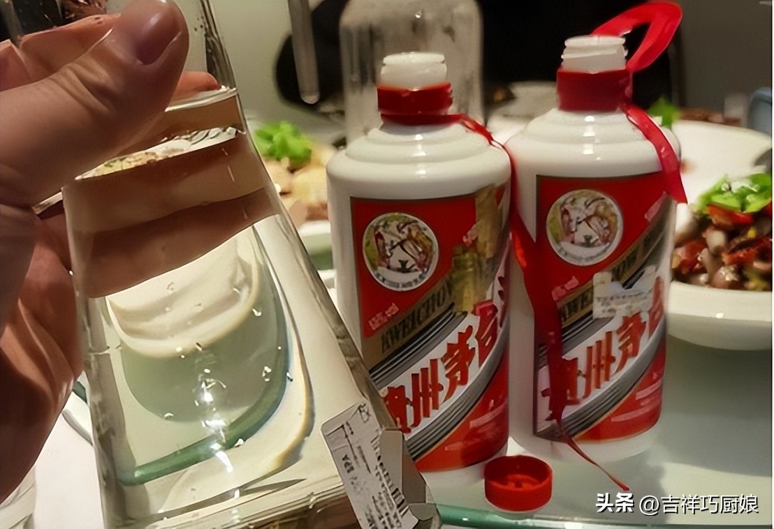 男子鉴定几十瓶假酒全集,小伙拿茅台酒去鉴定反被说是假的